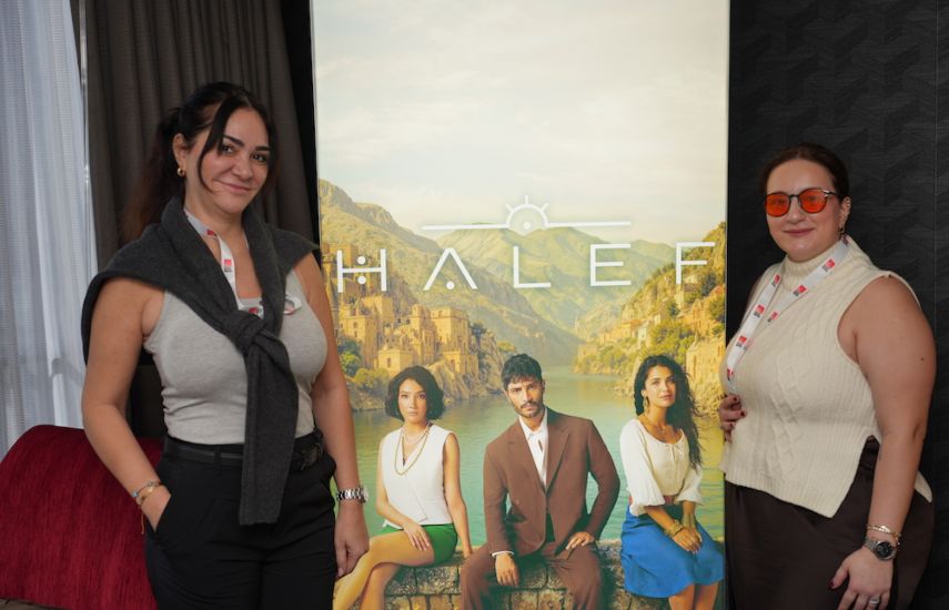 Beatriz Cea Okan, vicepresidente y jefa de Ventas y Adquisiciones, y Sinem Alışkan, gerente de Ventas y Comunicación, en la suite 1024 del Hilton Downtown Miami.