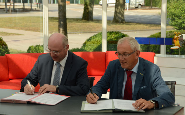 Jean-Marie Spaus de POST Telecom y Gerhard Bethscheider de SES Techcom Services