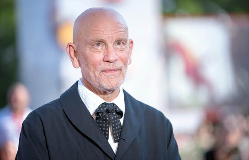 John Malkovich protagoniza la película, encarnando a Andrew Blake.