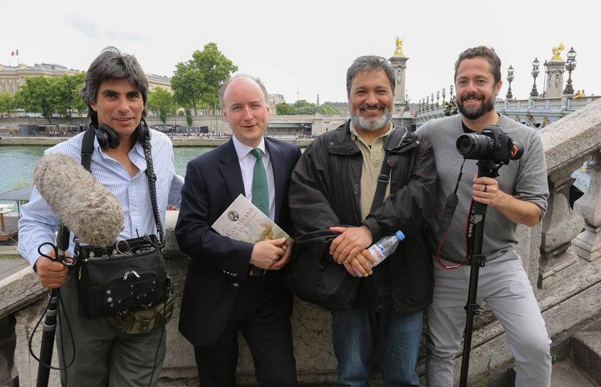 Amador Providell Trucco, Adam Bruce, Gilberto Villarroel, de InteriorDIA, y Christian Aylwin, de Ovo Producciones durante una pausa en el rodaje en París, junto al Pont-Alexandre III.