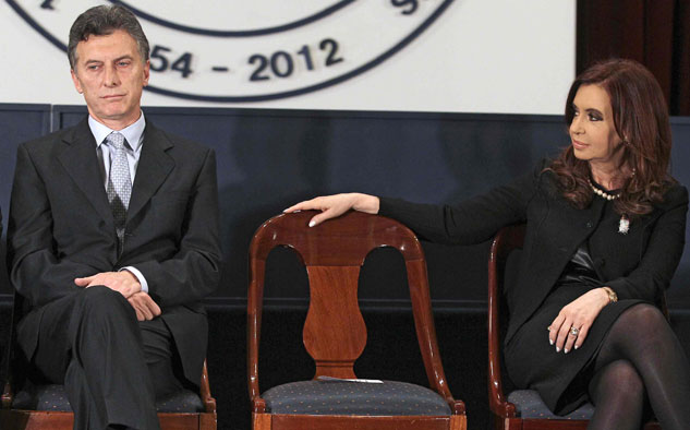 Copyright Diario La Nación Una imagen de hace tres años: La presidenta Cristina Fernández de Kirchner mira, desafiante, al entonces alcalde de la ciudad de Buenos Aires, Mauricio Macri, hoy nuevo presidente. Así fueron siempre las relaciones entre ambos. La mandataria saliente creo una legislación para diezmar a su mayor enemigo entre los medios, el Grupo Clarín. Macri hizo trizas ahora todo ese reglamento.