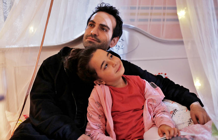 “My Little Girl” presenta a la estrella infantil Beren Gökyıldız como una niña abandonada por su madre, quien va a vivir con su padre (Buğra Gülsoy), un pequeño estafador que nunca supo que existía.