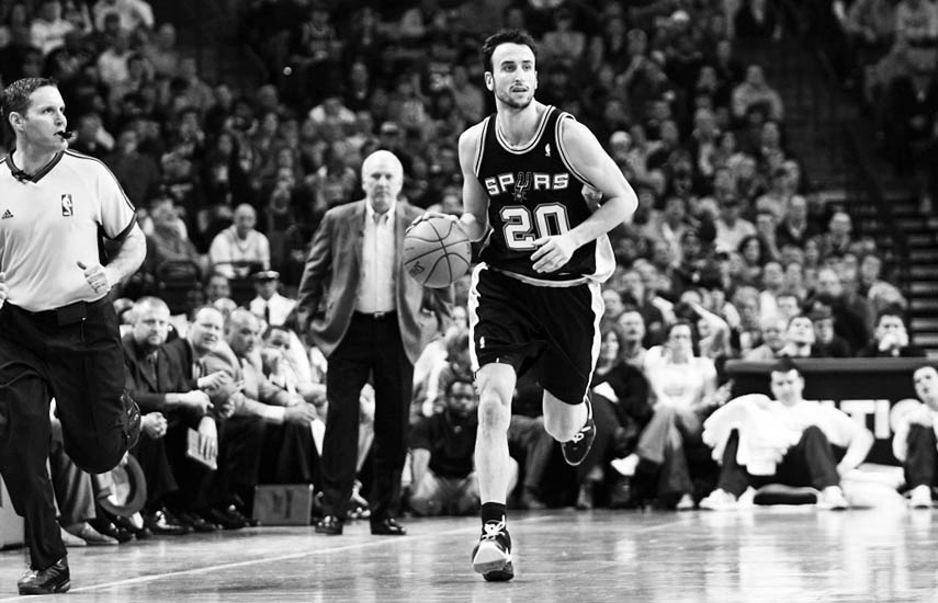 Una imagen de una gran historia: 10 de febrero de 2008: Manu Ginóbili (20) de San Antonio Spurs en acción en el TD Banknorth Garden.