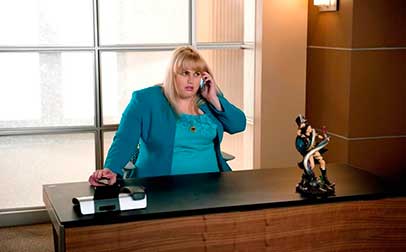 La comediante australiana Rebel Wilson Rebel Wilson es la creadora, guionista, co-productora ejecutiva y protagonista de Super Fun Night.
