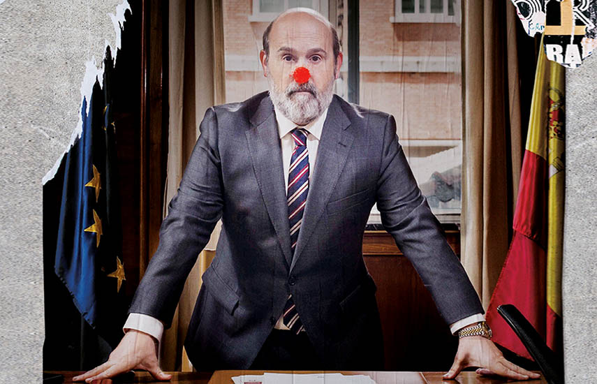 Juan Carrasco (Javier Cámara), un torpe ministro de Agricultura, aspira a la presidencia en la comedia Vota Juan