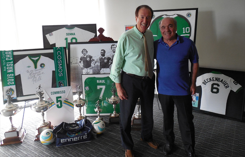 Dom Serafini, editor de VideoAge, en la sede de Mediacom, junto a Rocco Comisso.