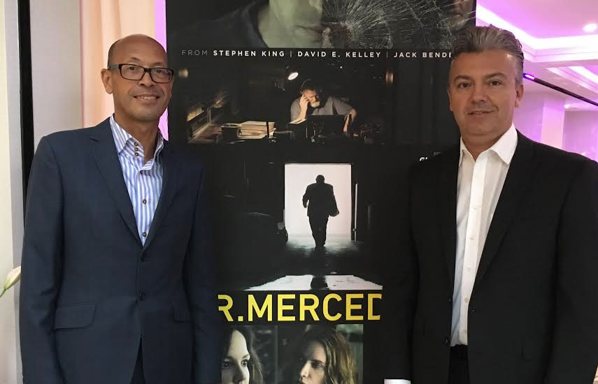 David Ellender, presidente de Global Distribution y Coproducciones, y Andres Santos, VP de Distribución Internacional para América del Norte hispano, América Latina y Brasil, de Sonar Entertainment, minutos después de la presentación de la serie Mr. Mercedes en el InterContinental Hotel de Los Ángeles.
