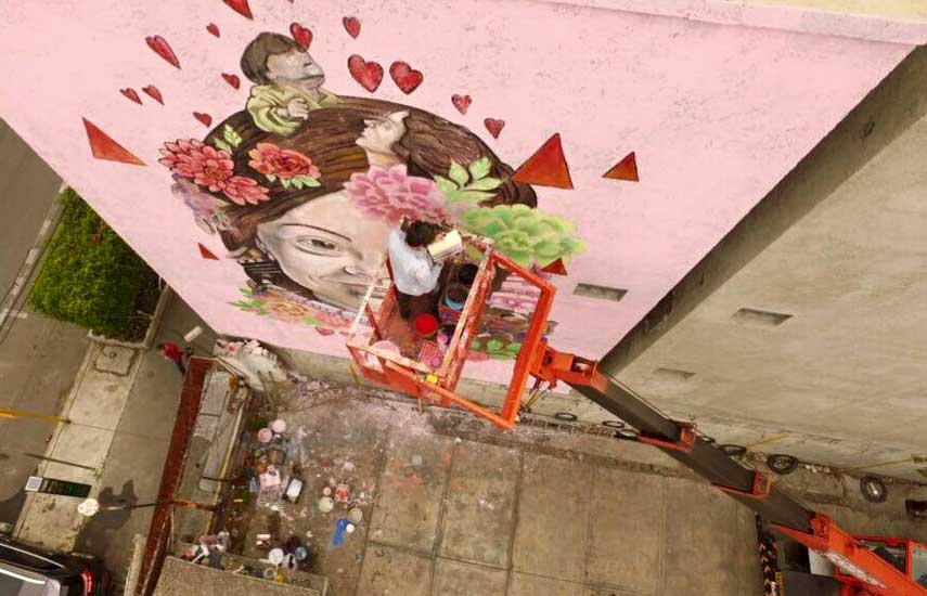 Juan Manuel Rozas pintando el mural en la calle Colima No. 46