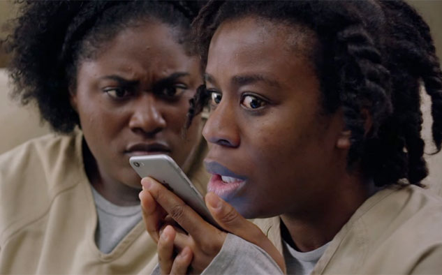 En Orange is the New Black, las internas "Crazy Eyes" y Taystee descubren un iPhone en la cárcel.