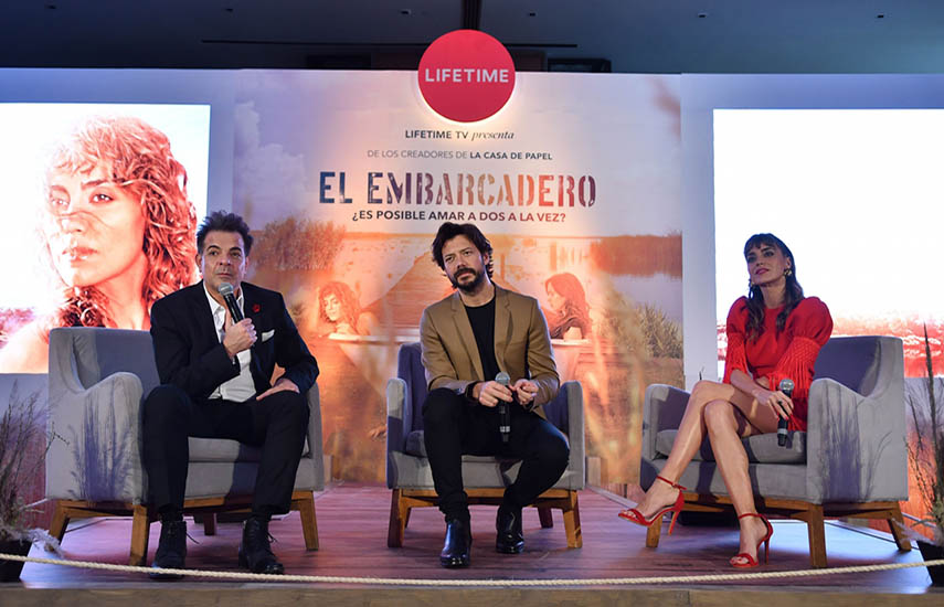 César Sabroso, VP sénior de Afiliados, Marketing y Comunicaciones de A+E Networks Latin America, la programadora de Lifetime, junto a Álvaro Morte e Irene Arcos, en la presentación a la prensa y al sector publicitario de México.