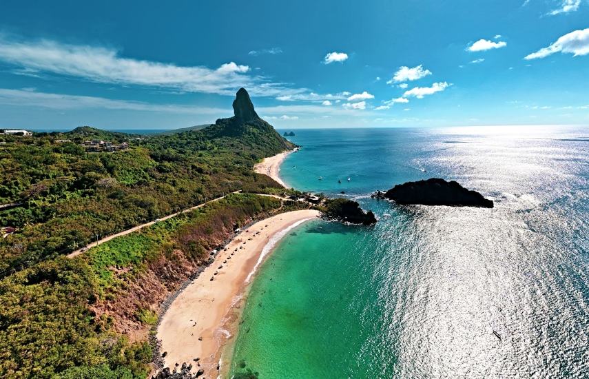Rafael Lins Vista aérea de la costa de Fernando de Noronha con Morro do Pico a la vista