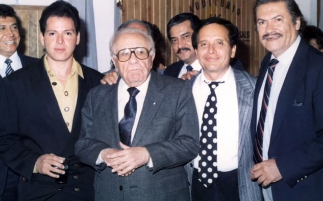 El productor Guillermo Calderón, al centro.