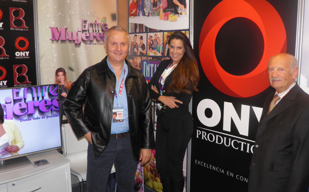 Hugo Devana, Othniuska Cedeño y Arnaldo Limansky, vicepresidente de Producción de Ficción de Ony Productions, en Mipcom 2014.