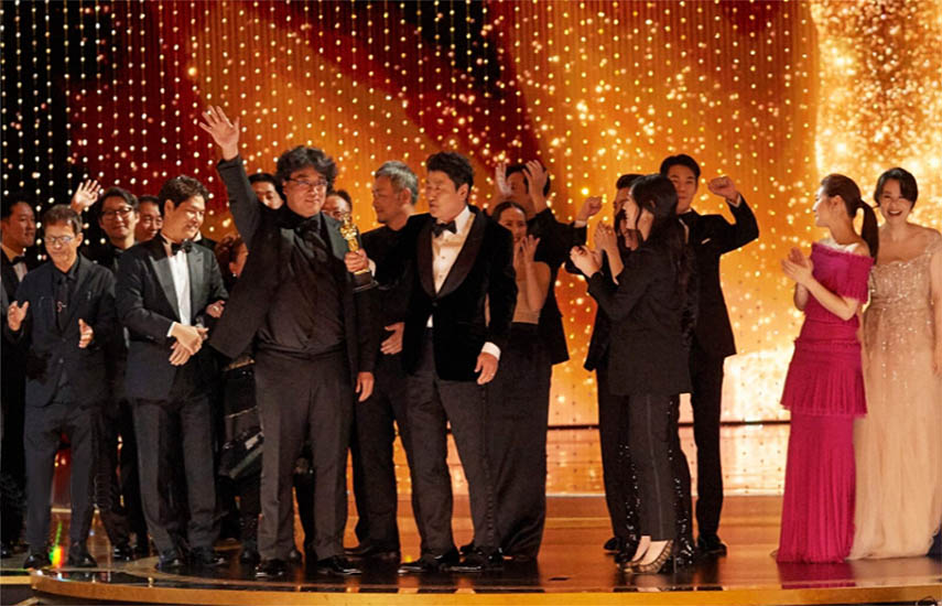 El filme Parasite, y su director Bong Jooh-ho, fueron las estrellas de la 92ª entrega de los Premios Oscar 2020. 