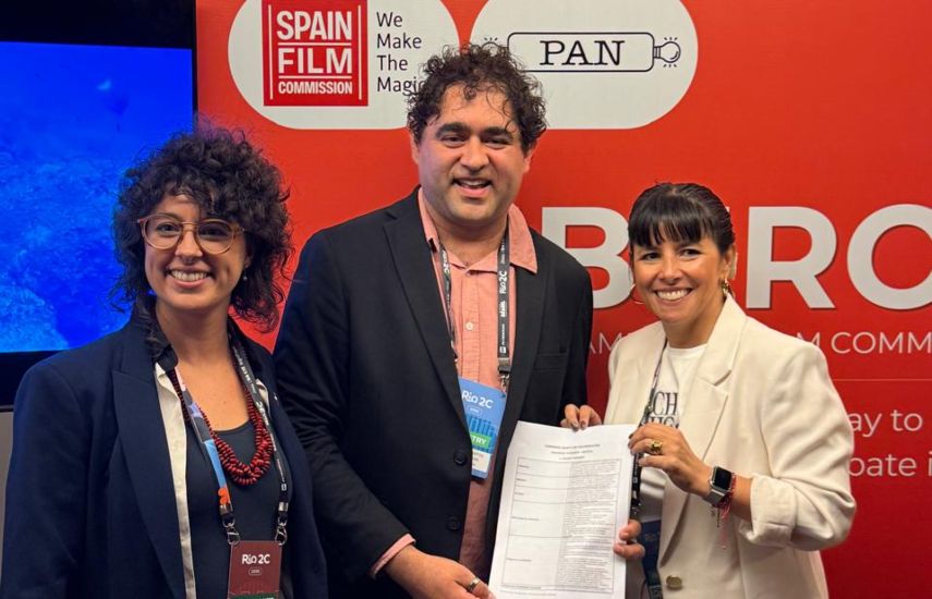 Marilha Naccardi y Tiago Santos, de Panavision, y Carolina Cordero, de Iberofic, tras la firma del acuerdo.