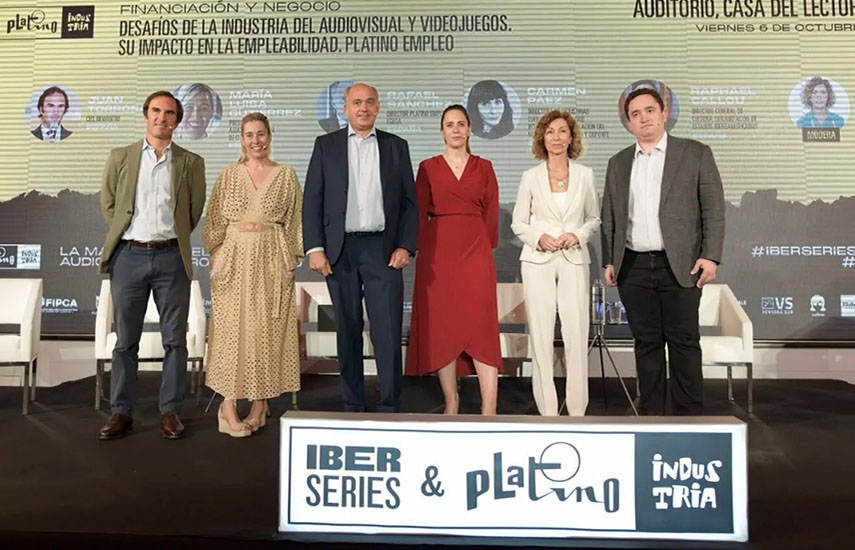 Juan Torroba (CEO de BeWanted), María Luisa Gutiérrez (presidenta de la Asociación Estatal de Cine), Rafael Sánchez (director de la plataforma Platino Empleo), Carmen Páez (directora general de Industrias Culturales, Propiedad Intelectual y Cooperación del Ministerio de Cultura y Deporte), Yolanda Flores (moderadora) y el director de Cultura de la OEI, Raphael Callou. ,