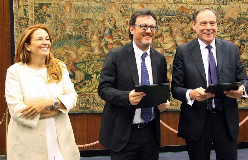 La presidenta de la RAI, Monica Maggioni, el director general del servicio público italiano, Mario Orfeo, y el director general de France Télévisions, Xavier Couture, tras la firma del acuerdo.