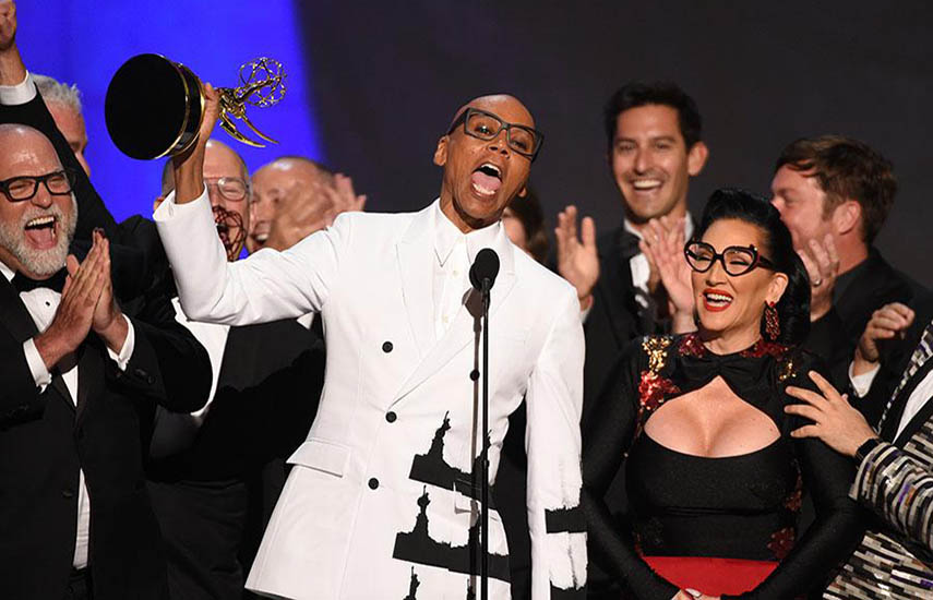 RuPaul Charles junto al equipo de ‘RuPaul's Drag Race’ celebrando el Emmy al mejor reality.