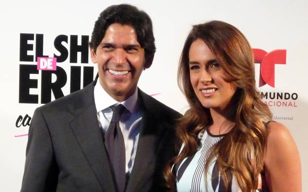 Marcos Santana, presidente de Telemundo Internacional, junto a Erika de la Vega, en la presentación del programa este martes 1 en Miami.