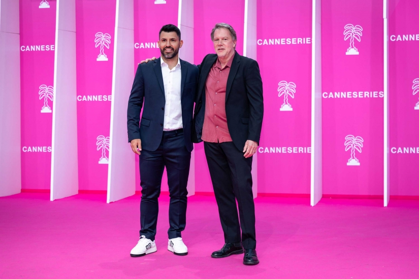 El astro del fútbol mundial, Sergio ’Kun’ Agüero, y el director de la docuserie, Justin Webster, en la presentación en el Palais des Festivals de Cannes.