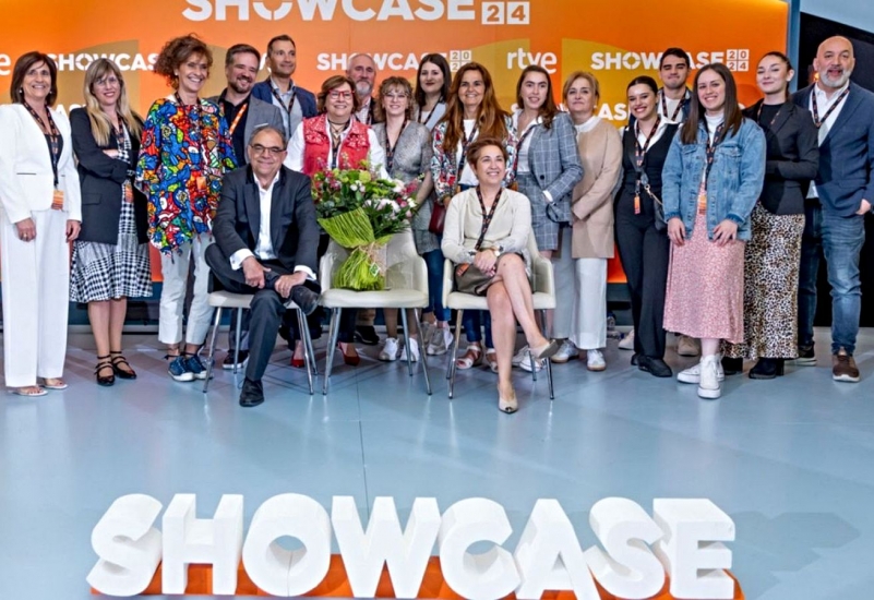 El departamento comercial de RTVE a pleno, liderado por Rodolfo Domínguez y María-Jesús Pérez (sentados), organizador del Quinto Showcase de la corporación.
