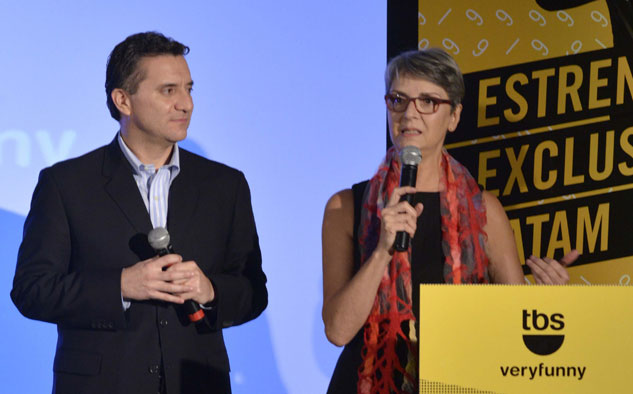 Manuel Cuan, director de Marketing y Servicios Creativos de las señales de Tendencias de Turner, junto a Alicia Dayan, gerente de las señales TBS veryfunny, Infinito y truTV, en el evento de Buenos Aires.