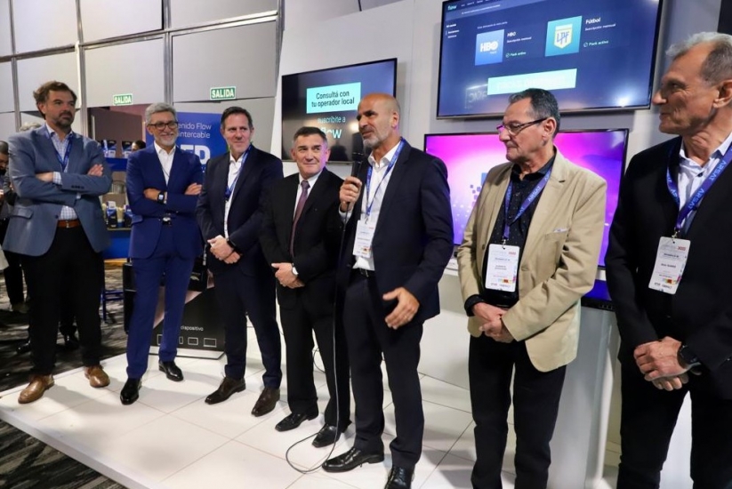 Ejecutivos de Telecom y de Red Intercable en la presentación formal del acuerdo, en el marco de las Jornadas Internacionales de ATVC y CAPPSA.