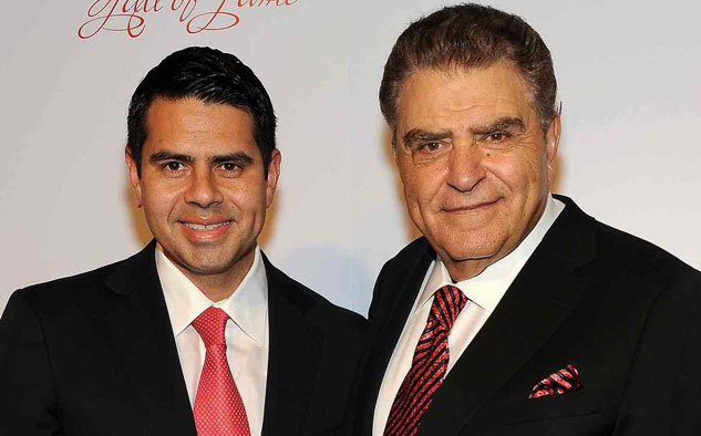 Telemundo César Conde y Mario Kreutzberger, luego de confirmar el acuerdo.