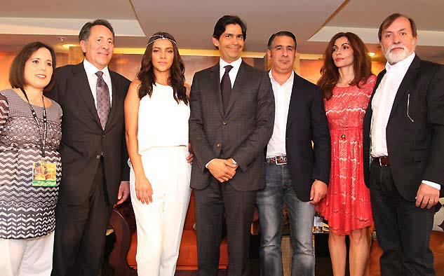 Joe Uva, presidente de Hispanic Enterprises y Contenidos de Telemundo; actriz Sara Maldonado; Marcos Santana, Jesús Torres y Epigmenio Ibarra, responsable de Argos, junto a ejecutivas de Telemundo.