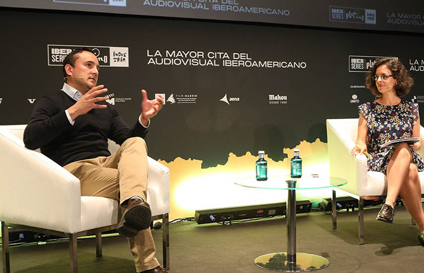 Juan Ponce, SVP y General Manager de Telemundo Streaming Studios, en Iberseries Platino Industria, en su presentación bajo la coordinación de la periodista, Irene Giménez, cofundadora de Audiovisual 541..