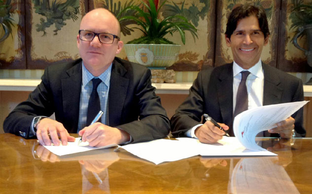 Mauro Valdés, director ejecutivo de Televisión Nacional de Chile, y Marcos Santana, presidente de Telemundo Internacional, rubrican el acuerdo, en Los Ángeles.