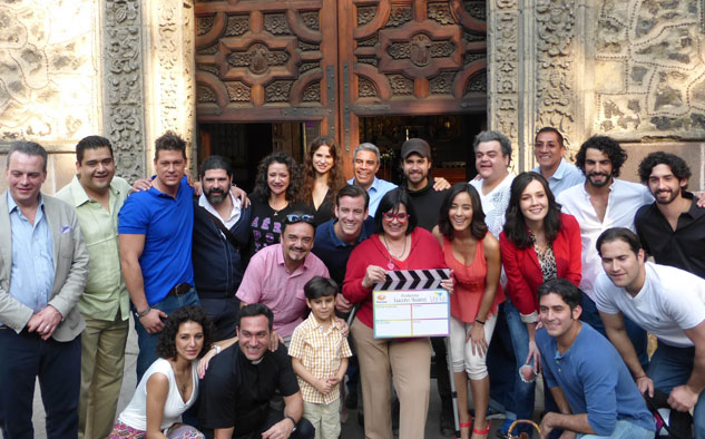 Elenco y producción: Todos presentes en el punto de partida de la producción.