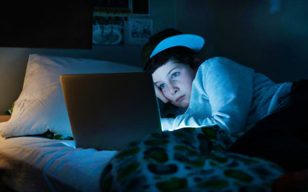 Los británicos pasan más tiempo online que durmiendo