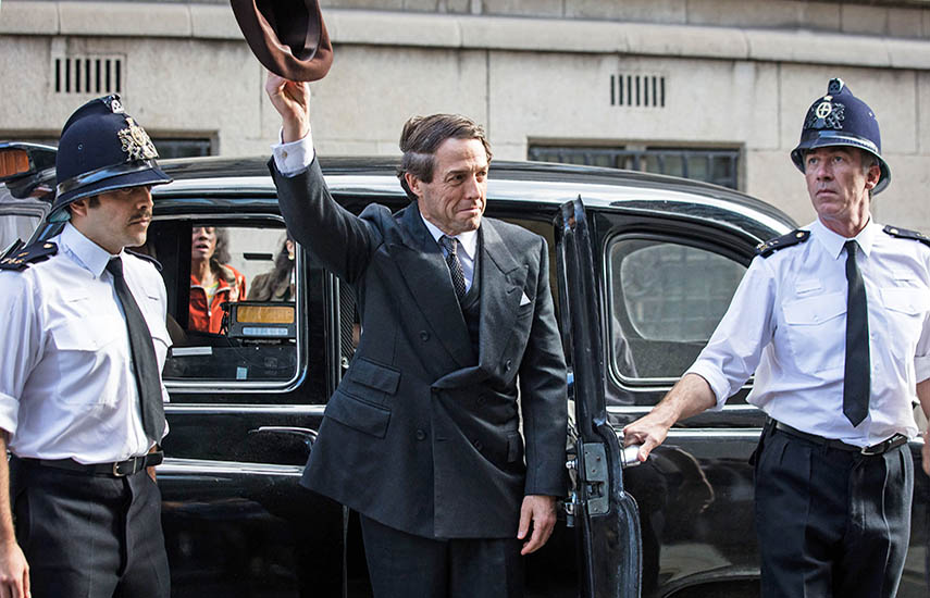Hugh Grant interpretando a Jeremy Thorpe.