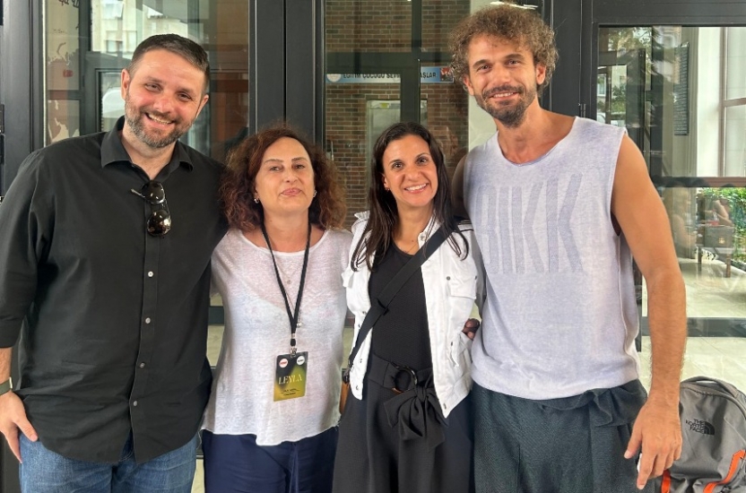 Lucas Zardo, la directora Hilal Saral, Angela Colla y el actor Yigit Kirazci, en el set de grabaciones de Estambul.