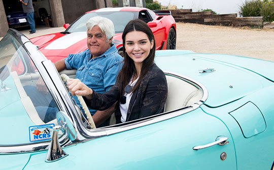Jay Leno junto a la supermodelo Kendall Jenner