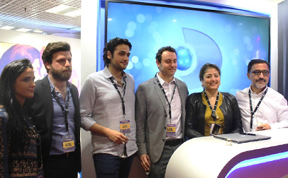Ejecutivos de los dos grupos tras el anuncio, hecho en el stand de Kanal D.