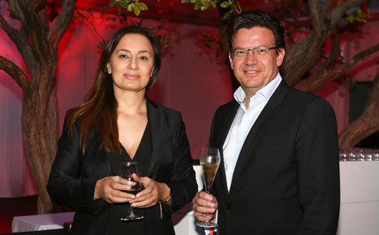 Aida Martirosyan, directora general de Haymillian y Rian Bester, CEO de TERN celebran acuerdo en Mipcom