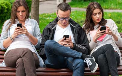 Los teléfonos móviles y las tablets combinados ahora representan el 46 % de toda la visualización online mundial