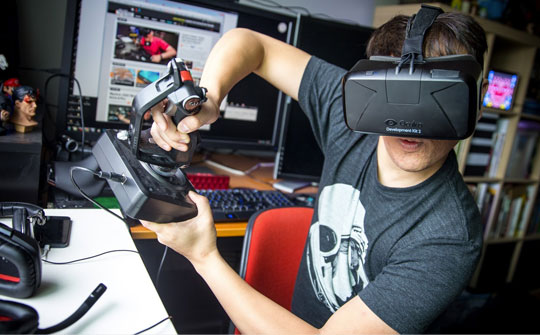 Un jugador de Elite Dangerous con un visor VR Oculus Rift